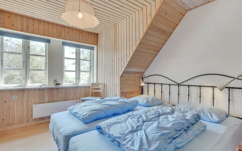 Ilja - 400M from the Sea: Schlafzimmer, Holz, Bett, Möbel, Interior Design, Bedding, Decke, Bettdecke, Zuhause, Fussboden