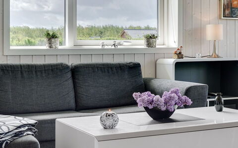 Gustava - 700M from the Sea: Möbel, Interior Design, Flooring, Fussboden, Wohnzimmer, Tabelle, Couch, Blumentopf, Zimmerpflanze