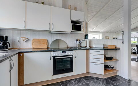 Gustava - 700M from the Sea: Küche, Flooring, Holz, Countertop, Interior Design, Fussboden, Decke, Major Appliance, Küchengerät, Cabinetry