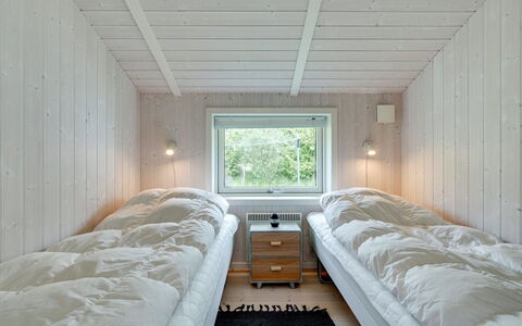 Gustava - 700M from the Sea: Holz, Schlafzimmer, Bedding, Bett, Bettdecke, Decke, Bettrahmen, Zimmer, Hartholz, Planke
