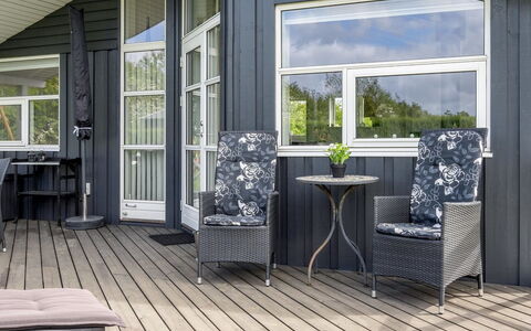 Gustava - 700M from the Sea: Möbel, Holz, Flooring, Stuhl, Fussboden, Veranda, Interior Design, Tabelle, Gartenmöbel, Holzboden