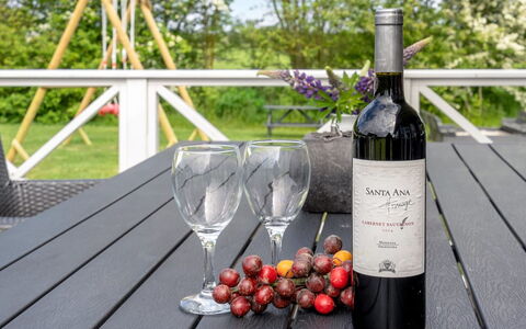 Gustava - 700M from the Sea: Flasche, Wein, Rotwein, Essen, Glasflasche, Weinflasche, Barware