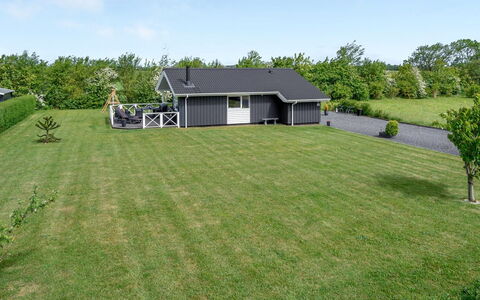 Gustava - 700M from the Sea: Gras, Haus, Dach, Hütte, Zuhause, Grundstueck, Rasen, Garten, Einfach