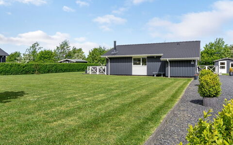 Gustava - 700M from the Sea: Haus, Dach, Zuhause, Hütte, Rasen, Abstellgleis, Garten, Garten, Landscaping, Schatten