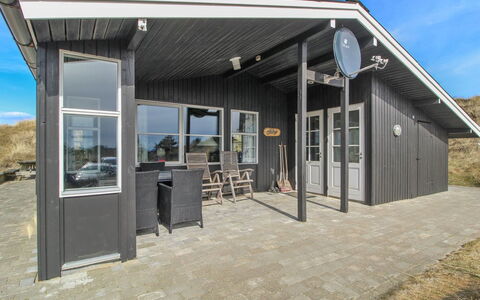 Vika - 600M from the Sea: Dach, Haus, Grundstueck, Zuhause, Hütte, Estate, Gartenbauten, Schatten, Blockhaus, Landscaping