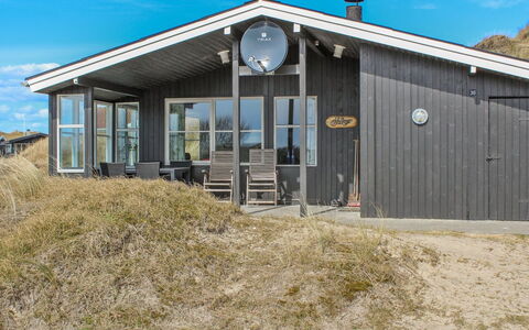 Vika - 600M from the Sea: Dach, Haus, Grundstueck, Zuhause, Hütte, Estate, Gartenbauten, Schatten, Blockhaus, Landscaping