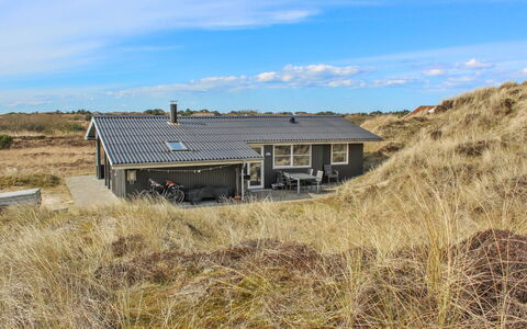Vika - 600M from the Sea: Dach, Haus, Grundstueck, Zuhause, Hütte, Estate, Gartenbauten, Schatten, Blockhaus, Landscaping