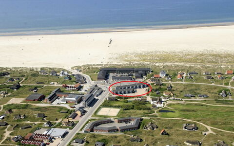 Ama - 100M from the Sea: Dach, Haus, Grundstueck, Zuhause, Hütte, Estate, Gartenbauten, Schatten, Blockhaus, Landscaping