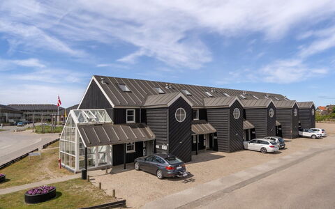 Ama - 100M from the Sea: Dach, Haus, Grundstueck, Zuhause, Hütte, Estate, Gartenbauten, Schatten, Blockhaus, Landscaping