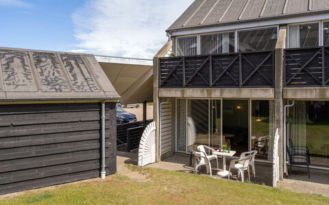 Ama - 100M from the Sea: Dach, Haus, Grundstueck, Zuhause, Hütte, Estate, Gartenbauten, Schatten, Blockhaus, Landscaping