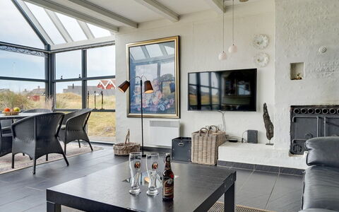 Anselmi - 450M from the Sea: Möbel, Interior Design, Couch, Decke, Flooring, Tabelle, Wohnzimmer, Stuhl, Beleuchtung, Zimmer
