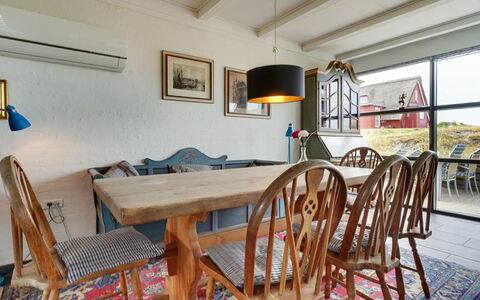 Anselmi - 450M from the Sea: Möbel, Interior Design, Holz, Flooring, Tabelle, Decke, Fussboden, Stuhl, Esszimmer, Küche & Esszimmer Tisch