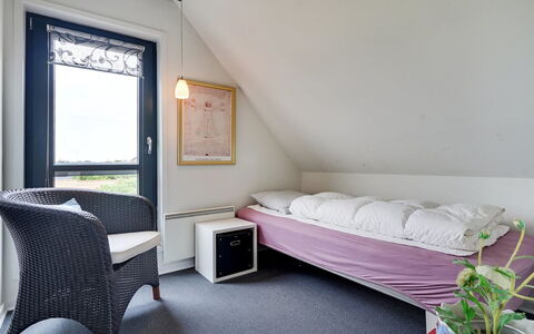 Anselmi - 450M from the Sea: Möbel, Schlafzimmer, Bett, Zuhause, Interior Design, Fussboden, Bettrahmen, Zimmer, Bettdecke, Bedding