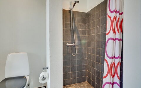 Anselmi - 450M from the Sea: Badezimmer, Toilleten Sitz, Armatur, Flooring, Toilette, Wand, Fussboden, Interior Design, Dusche, Installation