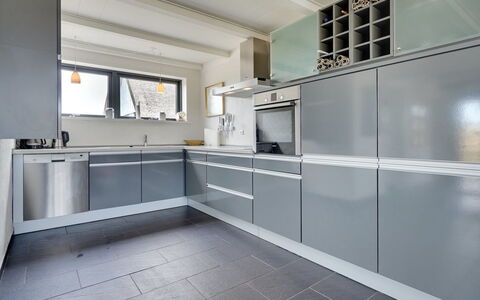 Anselmi - 450M from the Sea: Küche, Flooring, Cabinetry, Major Appliance, Countertop, Küchengerät, Interior Design, Fussboden, Decke, Beleuchtung