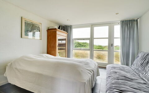 Anselmi - 450M from the Sea: Bett, Schlafzimmer, Möbel, Interior Design, Bettdecke, Holz, Fussboden, Flooring, Bedding, Linens