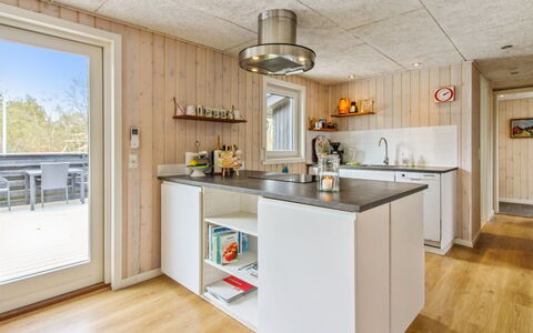 Nielsine - 1.5Km from the Sea: Küche, Küchengerät, Holz, Major Appliance, Countertop, Flooring, Haushaltsgerät, Cabinetry, Zuhause, Interior Design