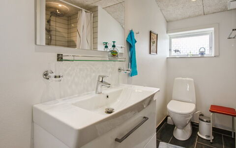 Nielsine - 1.5Km from the Sea: Bad Sink, Armatur, Badezimmer, Flooring, Sinken, Interior Design, Fussboden, Zapfhahn, Badezimmerschrank, Toilette