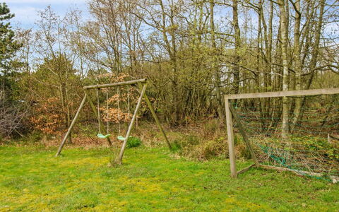 Nielsine - 1.5Km from the Sea: Gras, Grundstueck, Einfach, Rasen, Spielmittel, Wiese, Garten, Schwingen