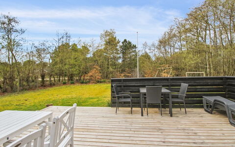 Nielsine - 1.5Km from the Sea: Himmel, Holz, Holzboden, Hartholz, Planke, Deck, Promenade, Holzbeize, Sonnenlicht, Walkway