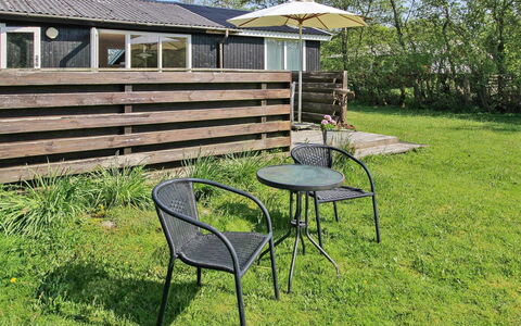 Nielsine - 1.5Km from the Sea: Hütte, Hinterhof, Garten, Rasen, Schatten, Gartenmöbel, Tisch Im Freien, Garten, Stuhl, Abstellgleis