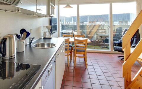Ronia - 100M from the Sea: Holz, Flooring, Möbel, Fussboden, Holzboden, Wohnung, Zuhause, Hartholz, Holzbeize, Stuhl