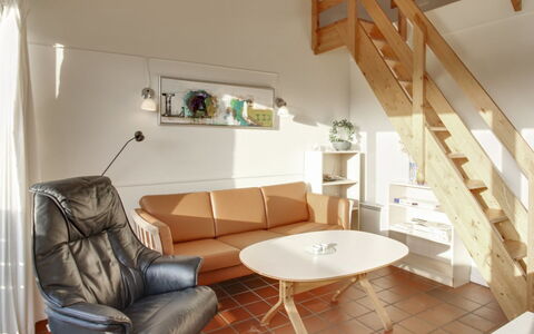 Ronia - 100M from the Sea: Möbel, Interior Design, Flooring, Holz, Fussboden, Zimmer, Wohnzimmer, Decke, Couch, Stuhl