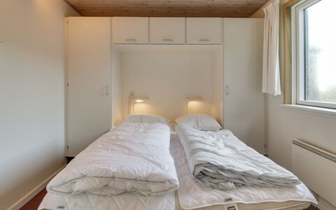 Ronia - 100M from the Sea: Schlafzimmer, Bett, Interior Design, Flooring, Fussboden, Holz, Möbel, Decke, Bettdecke, Zimmer