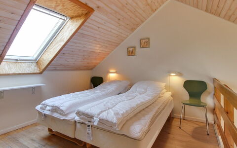Ronia - 100M from the Sea: Bett, Schlafzimmer, Bedding, Interior Design, Bettdecke, Holz, Fussboden, Flooring, Decke, Möbel