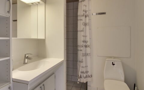 Ronia - 100M from the Sea: Armatur, Bad Sink, Flooring, Badezimmer, Interior Design, Fussboden, Sinken, Zapfhahn, Installation, Toilette