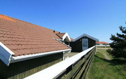Lilja - 1.5Km from the Sea: Dach, Abstellgleis, Schatten, Hütte, Daylighting, Planke