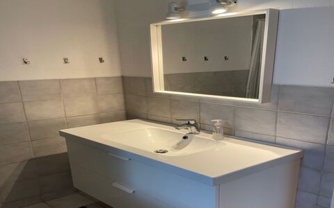 Lilja - 1.5Km from the Sea: Flooring, Bad Sink, Fussboden, Armatur, Badezimmerschrank, Interior Design, Sinken, Installation, Zapfhahn, Badezimmer