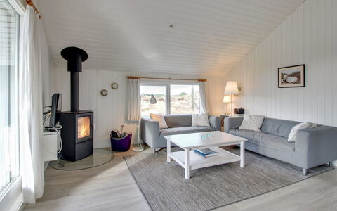 Lilja - 1.5Km from the Sea: Holz, Möbel, Flooring, Couch, Fussboden, Zuhause, Interior Design, Decke, Wohnzimmer, Holzboden