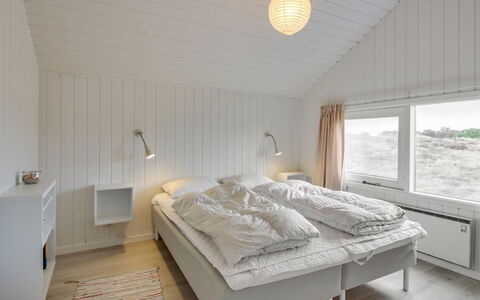 Lilja - 1.5Km from the Sea: Schlafzimmer, Decke, Bett, Bedding, Bettdecke, Interior Design, Fussboden, Bettrahmen, Linens, Zimmer