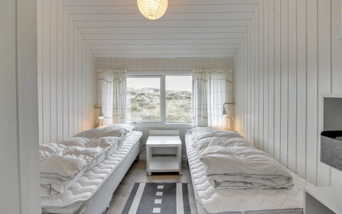 Lilja - 1.5Km from the Sea: Schlafzimmer, Bett, Bedding, Bettdecke, Bettrahmen, Kissen, Daylighting, Linens, Dekokissen, Matratze