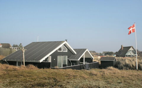 Aska - 400M from the Sea: Dach, Haus, Zuhause, Hütte, Abstellgleis, Estate, Bauernhaus, Auffahrt, Solarenergie