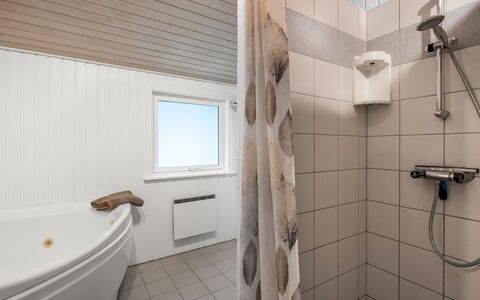 Andine - 1.2Km from the Sea: Armatur, Flooring, Holz, Fussboden, Badezimmer, Decke, Interior Design, Installation, Verbundwerkstoff, Zimmer