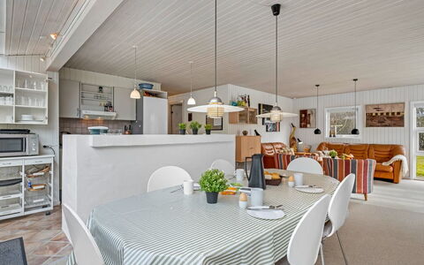 Andine - 1.2Km from the Sea: Möbel, Interior Design, Holz, Decke, Küche, Flooring, Stuhl, Küche & Esszimmer Tisch, Fussboden, Tabelle