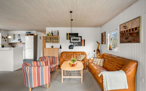 Andine - 1.2Km from the Sea: Möbel, Couch, Interior Design, Holz, Decke, Wohnzimmer, Flooring, Zimmer, Fussboden