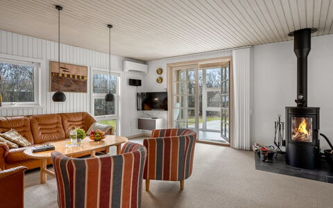 Andine - 1.2Km from the Sea: Flooring, Interior Design, Möbel, Holz, Decke, Fussboden, Wohnzimmer, Zimmer, Couch, Stuhl