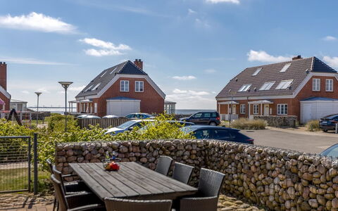 Joonas - 100M from the Sea: Gebäude, Haus, Fenster, Zuhause, Dach, Wohngebiet, Strauch, Hütte, Grundstueck