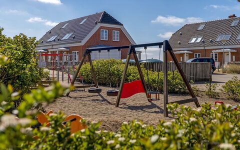 Joonas - 100M from the Sea: Gebäude, Haus, Fenster, Zuhause, Dach, Wohngebiet, Strauch, Hütte, Grundstueck