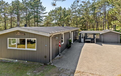 Solvey - 2Km from the Sea: Wohngebiet, Strauch, Haus, Zuhause, Garten, Estate, Schatten, Landscaping, Rasen