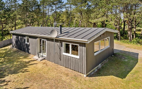 Solvey - 2Km from the Sea: Wohngebiet, Strauch, Haus, Zuhause, Garten, Estate, Schatten, Landscaping, Rasen