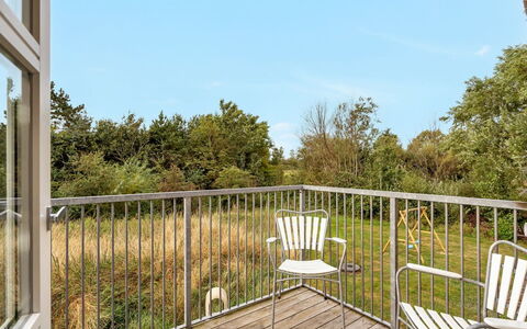 Henrike - 3.3Km from the Sea: Wohnung, Schatten, Balkon, Stuhl, Zaun, Gartenmöbel, Aluminium, Kunstrasen