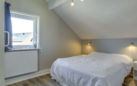 Anouk - 1.7Km from the Sea: Holz, Decke, Schlafzimmer, Flooring, Fussboden, Interior Design, Bett, Bedding, Bettdecke, Zuhause