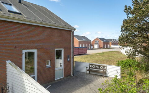 Anouk - 1.7Km from the Sea: Gebäude, Strassenbelag, Wohngebiet, Haus, Dach, Zuhause, Nachbarschaft, Menschliche Siedlung, Tür, Auffahrt