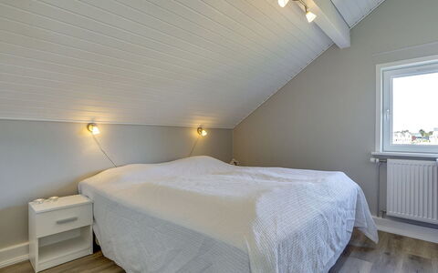 Anouk - 1.7Km from the Sea: Schlafzimmer, Decke, Holz, Flooring, Fussboden, Interior Design, Bett, Bedding, Bettdecke, Beleuchtung