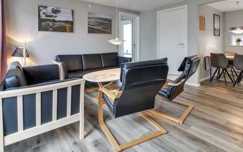 Anouk - 1.7Km from the Sea: Möbel, Flooring, Interior Design, Fussboden, Holz, Decke, Wohnzimmer, Zimmer, Couch, Holzboden