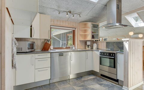 Jonas - 2.4Km from the Sea: Küche, Küchengerät, Countertop, Major Appliance, Holz, Decke, Interior Design, Flooring, Cabinetry, Beleuchtung